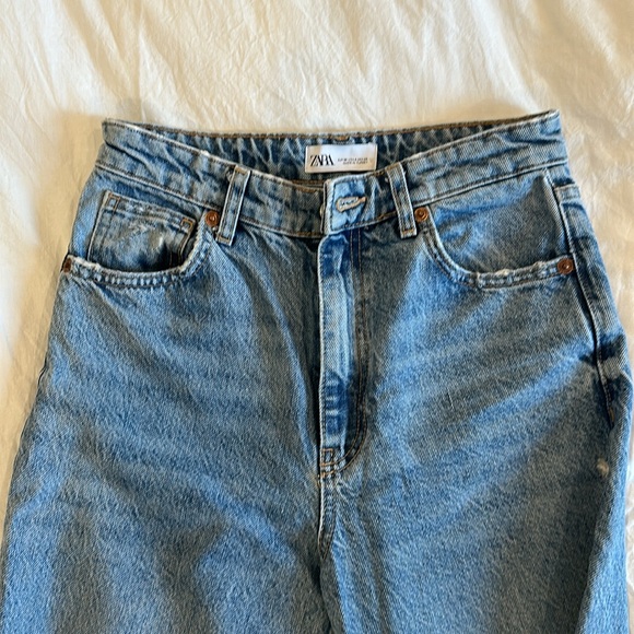 Beautiful flared Zara jean with knee rips - Picture 4 of 5